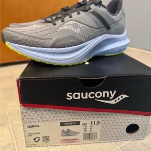 New in box women’s Saucony Tempus